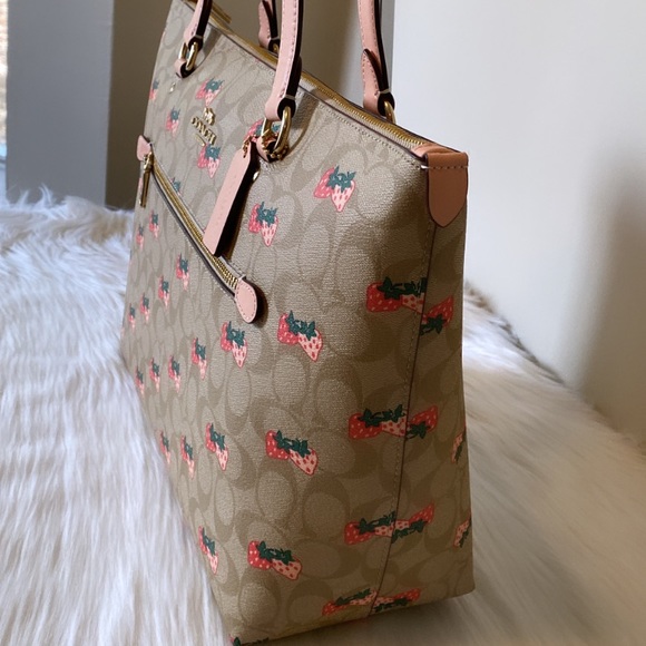 NWT💃Coach Gallery Tote In Signature Canvas With Strawberry Print - Picture 2 of 12